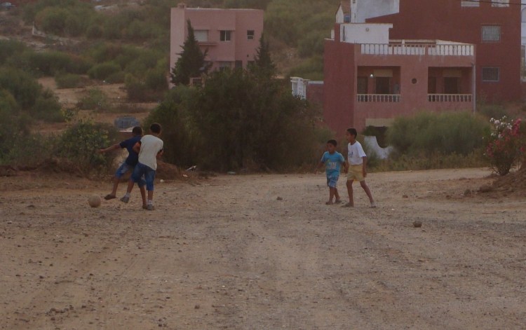 Kinder spielend Ball