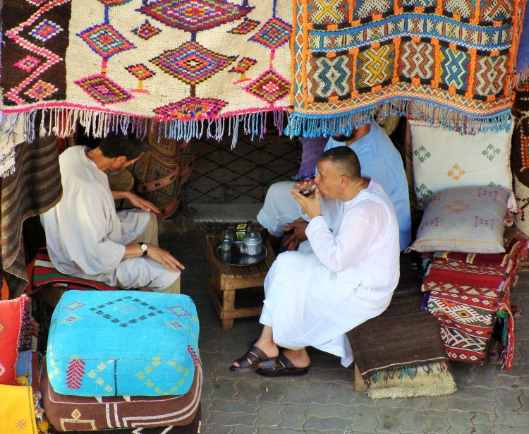 Tee trinkend Marokko